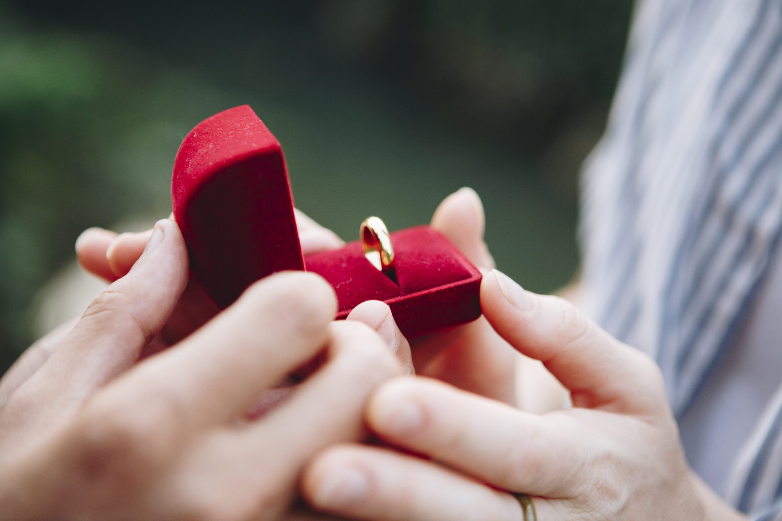 You are currently viewing The Dos and Don’ts of Shopping for Engagement Rings in London